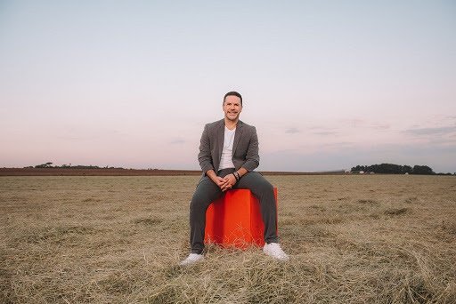 Pedro Mariano canta sobre o desejo pelo contato após os tempos de reclusão em seu novo single, "Bem Perto"