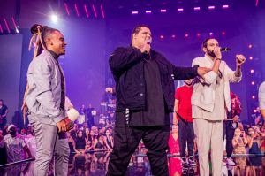 Akatu ultrapassa a marca de 1 milhão de views em menos de uma semana em faixa gravada com o grupo Menos É Mais - imagem 2
