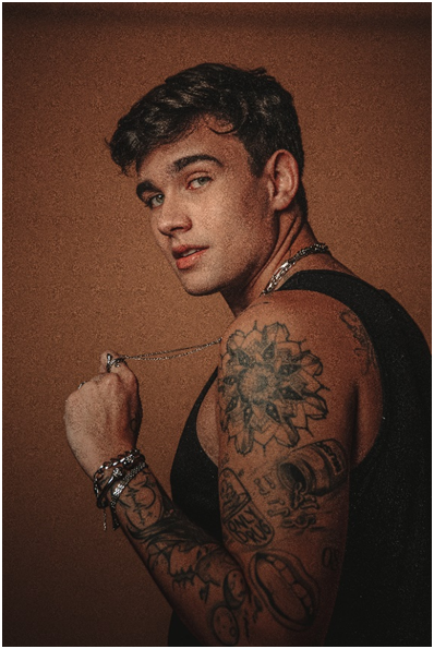 DEPOIS DO SUCESSO DE ‘MINUTINHO DE FRAQUEZA’, FEAT. COM MATHEUS FERNANDES, RAFA ALMEIDA DISPONIBILIZA MAIS
