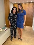 Dona Kika Sato com Caroline Dias de Freitas, a publisher das celebridades no dia em que assinaram o contrato.