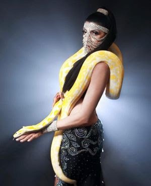 Giselle Kenj dança e dorme com suas cobras da espécie exótica Píton