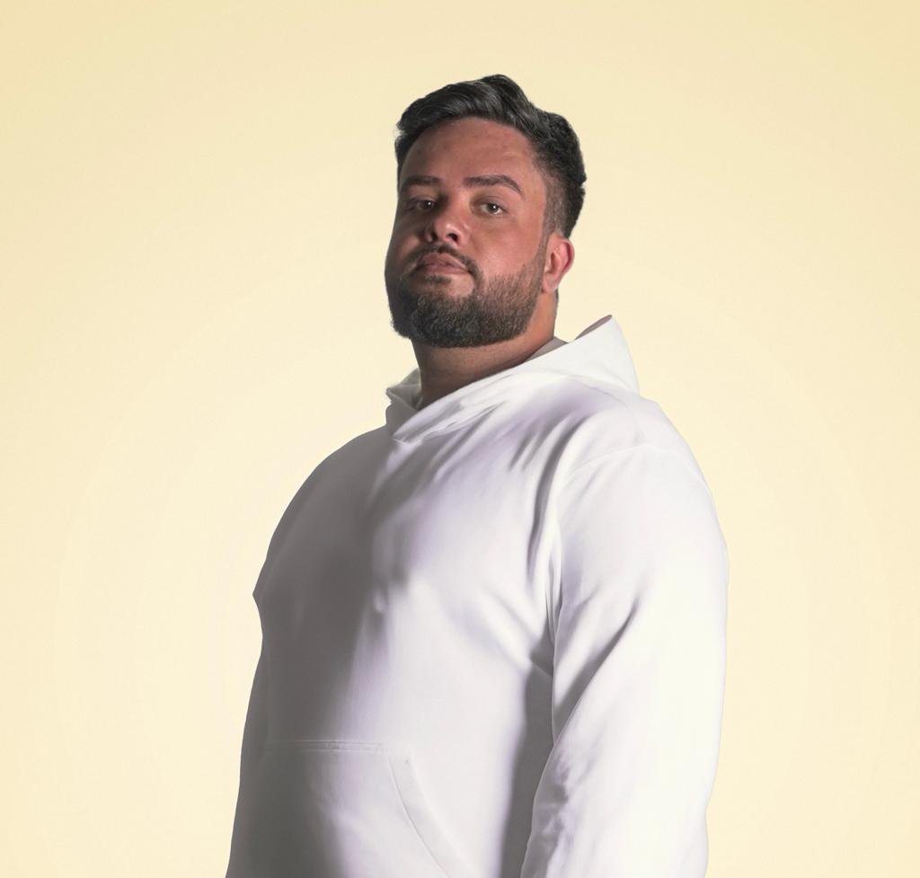 Indicado ao Grammy Latino, Deko presenteia filho com single inédito