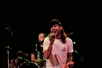 Macucos celebra 20 anos de banda com o lançamento de videoclipes que unem performances ao vivo com