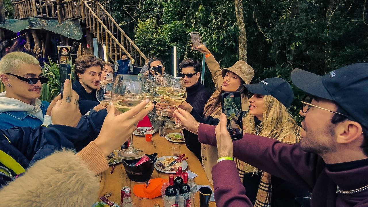 Sarah Andrade, Gui Napolitano e Thais Braz brindam na Casa de Inverno 120