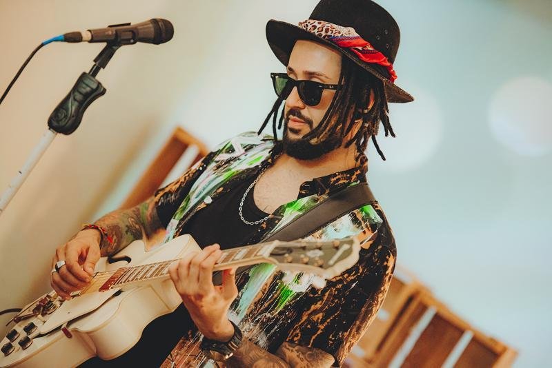 Sensação do pop reggae nacional, Julies estreia turnê em São Paulo