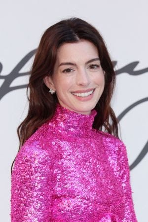 Anne Hathaway e outras estrelas brilharam usando Bulgari no desfile de alta-costura da Valentino