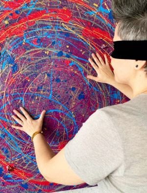 Artista plástica promove evento sensorial que une arte e gastronomia no escuro