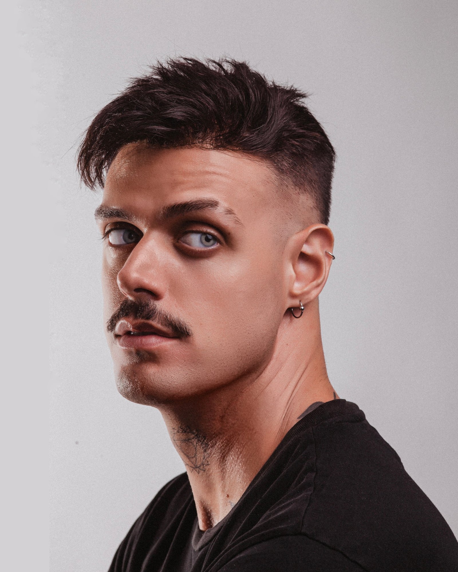 Comemorando o aniversário em Portugal, cantor e compositor PHIL lança o single “Lembra” - imagem 2