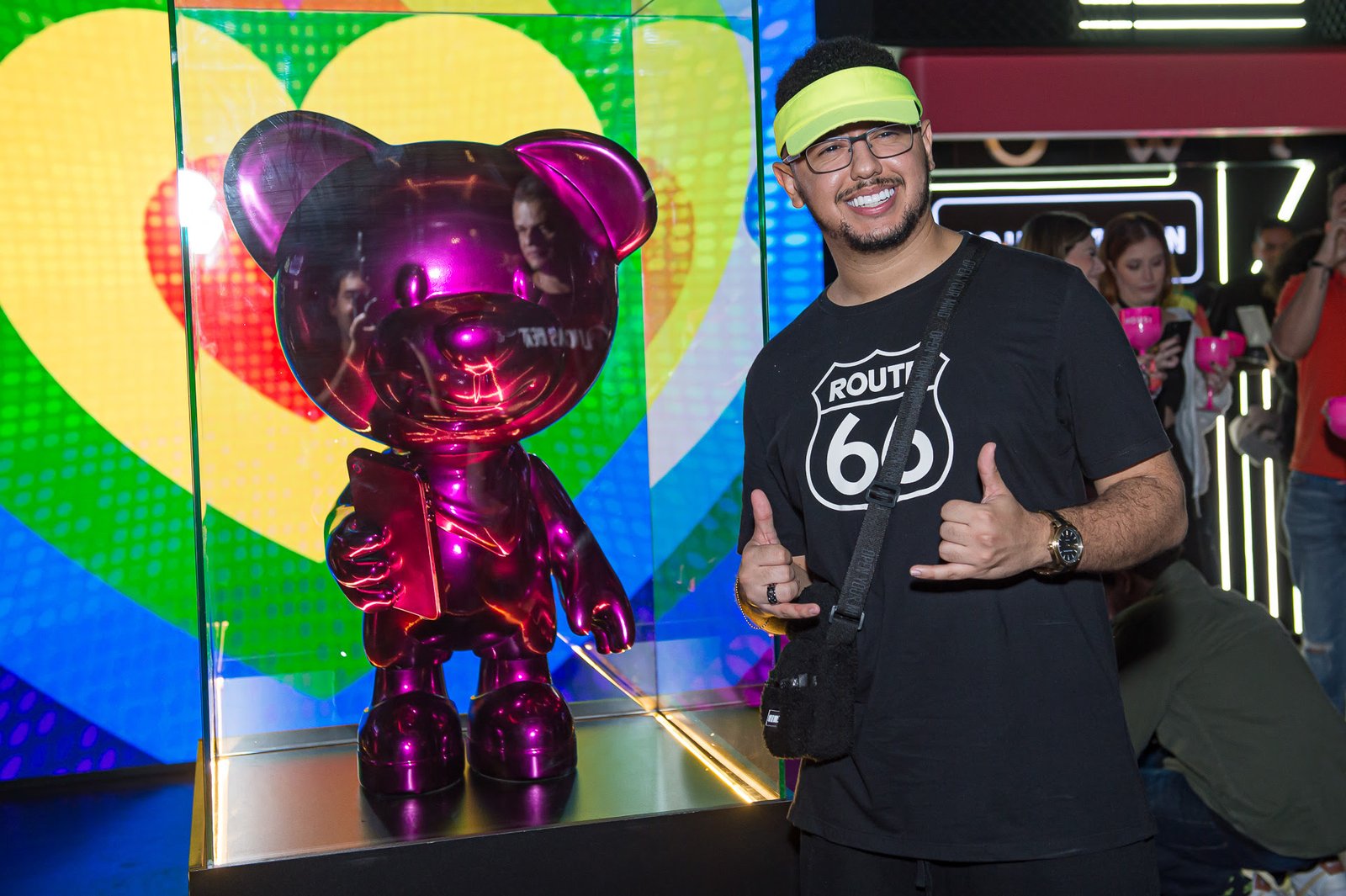 Housi fecha Mês Pride com chave de ouro em festa com ator global e DJ Lucas Beat - imagem 5
