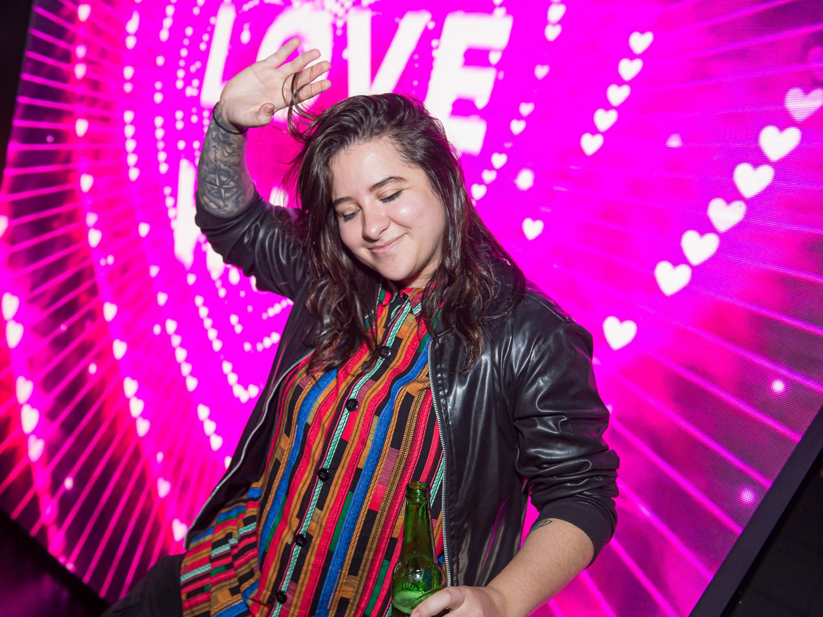 Housi fecha Mês Pride com chave de ouro em festa com ator global e DJ Lucas Beat - imagem 6