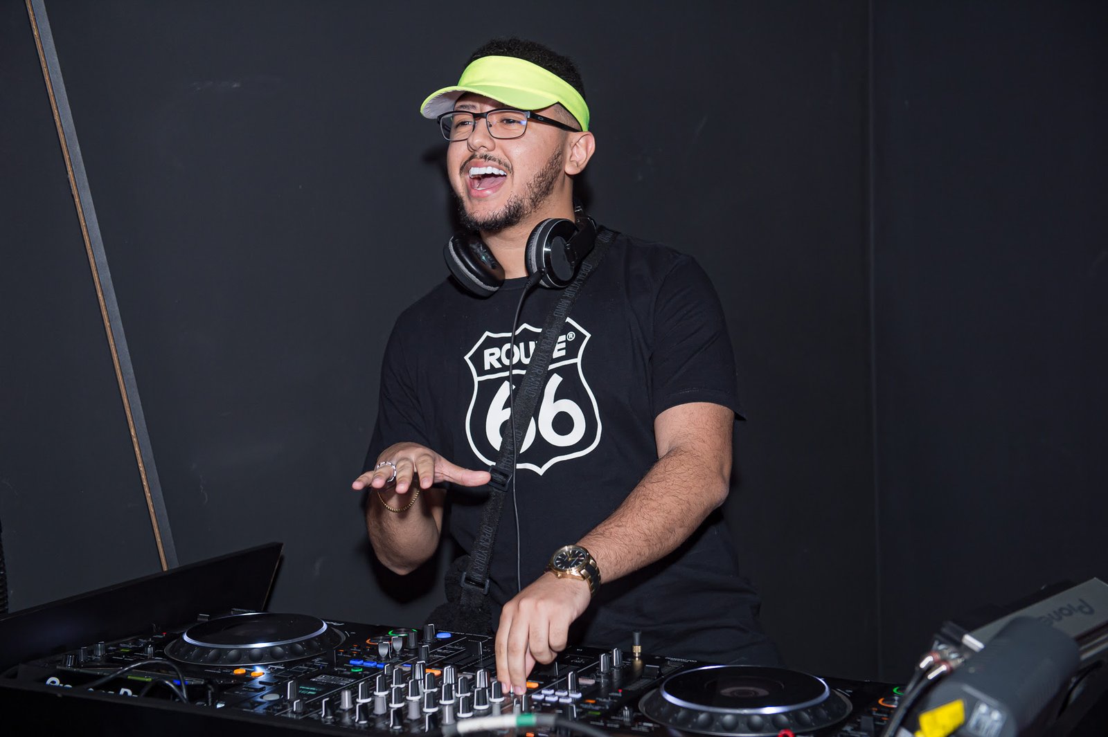 Housi fecha Mês Pride com chave de ouro em festa com ator global e DJ Lucas Beat - imagem 8