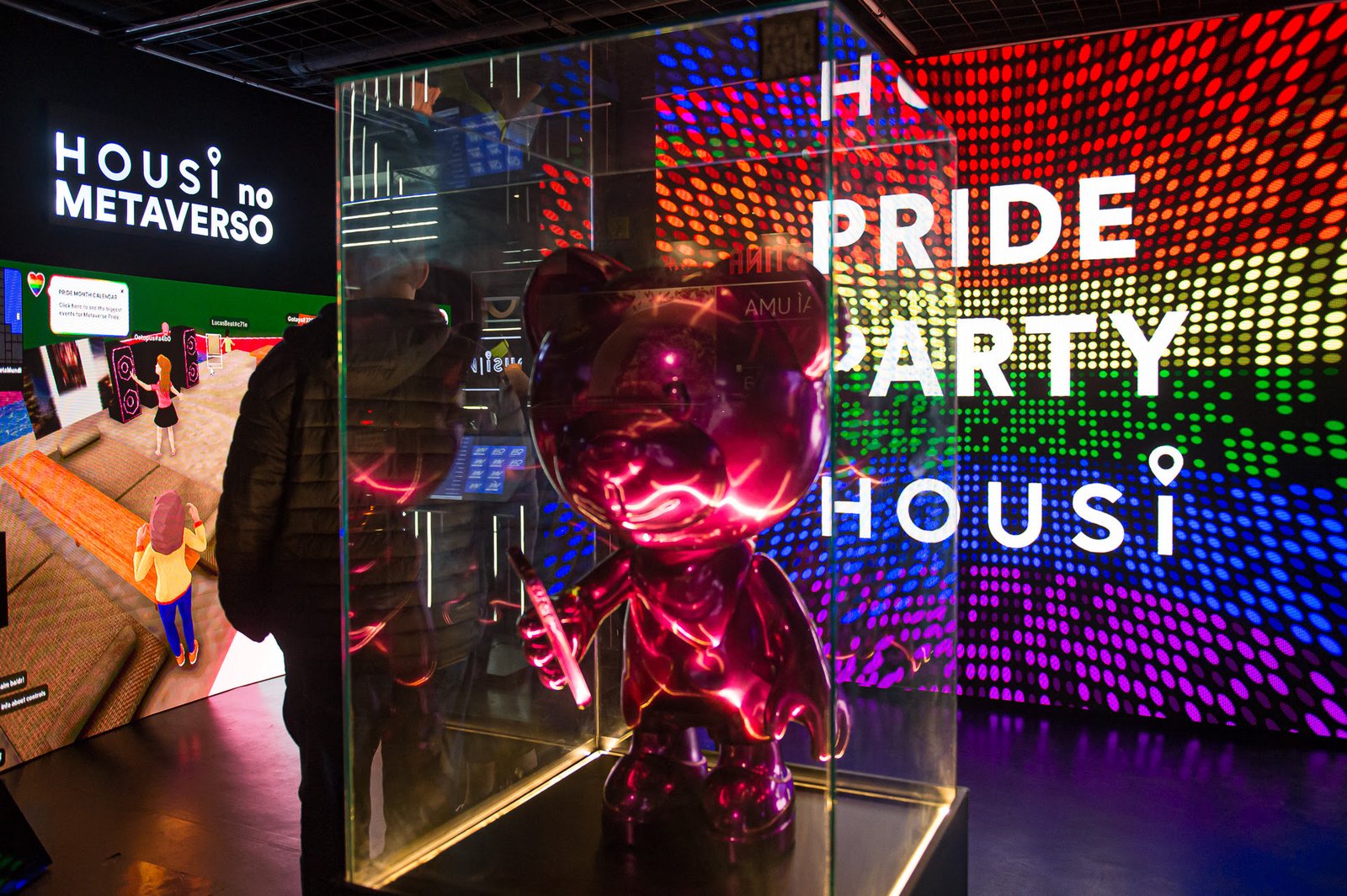 Housi fecha Mês Pride com chave de ouro em festa com ator global e DJ Lucas Beat - imagem 9