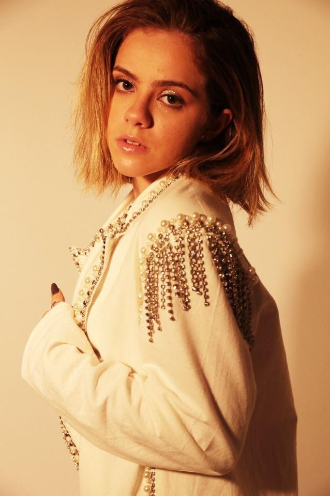 Julia Svacinna canta duas músicas na trilha sonora de ‘Maldivas’, nova série de sucesso da Netflix: ‘Amaria