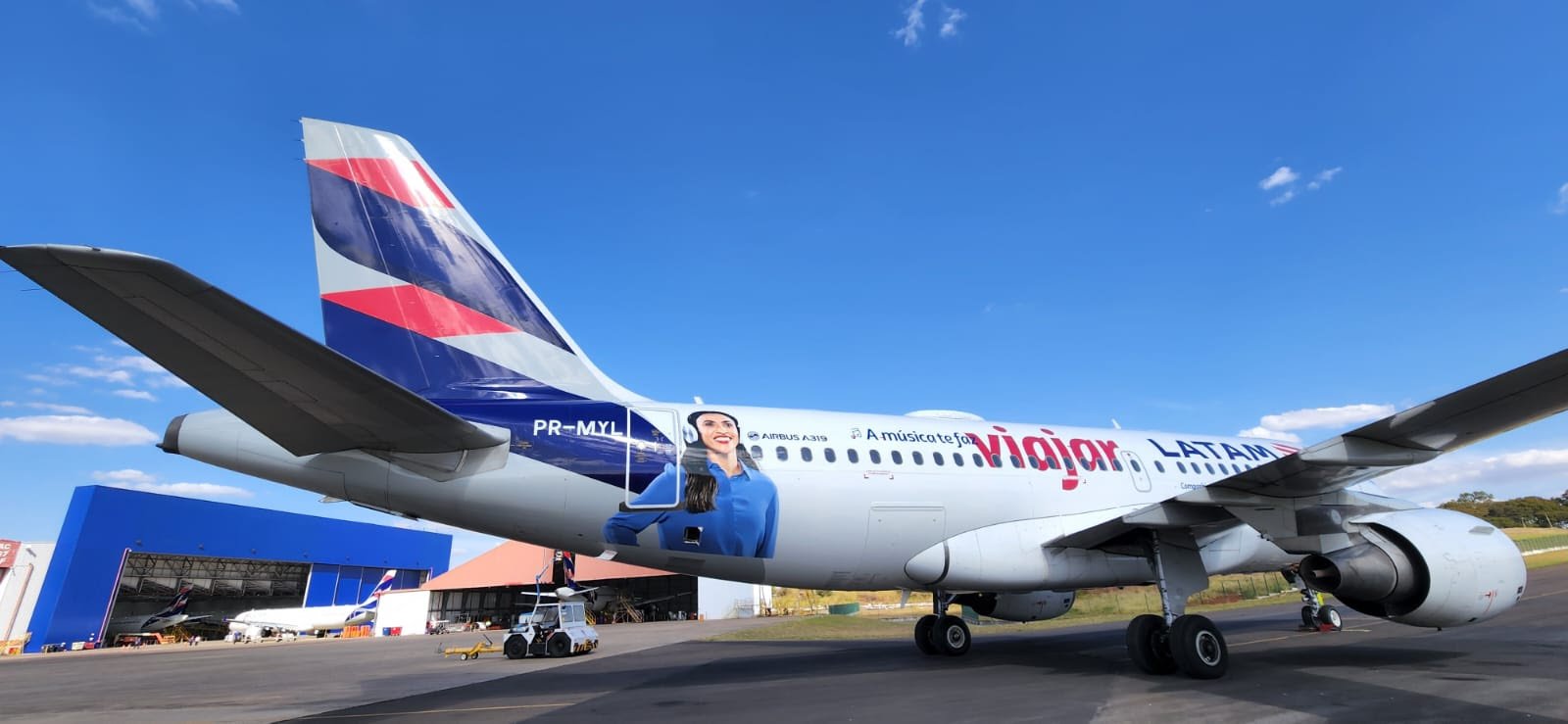 LATAM conclui a adesivagem especial detrês aeronaves em alusão ao Rock in Rio Brasil 2022 - imagem 2