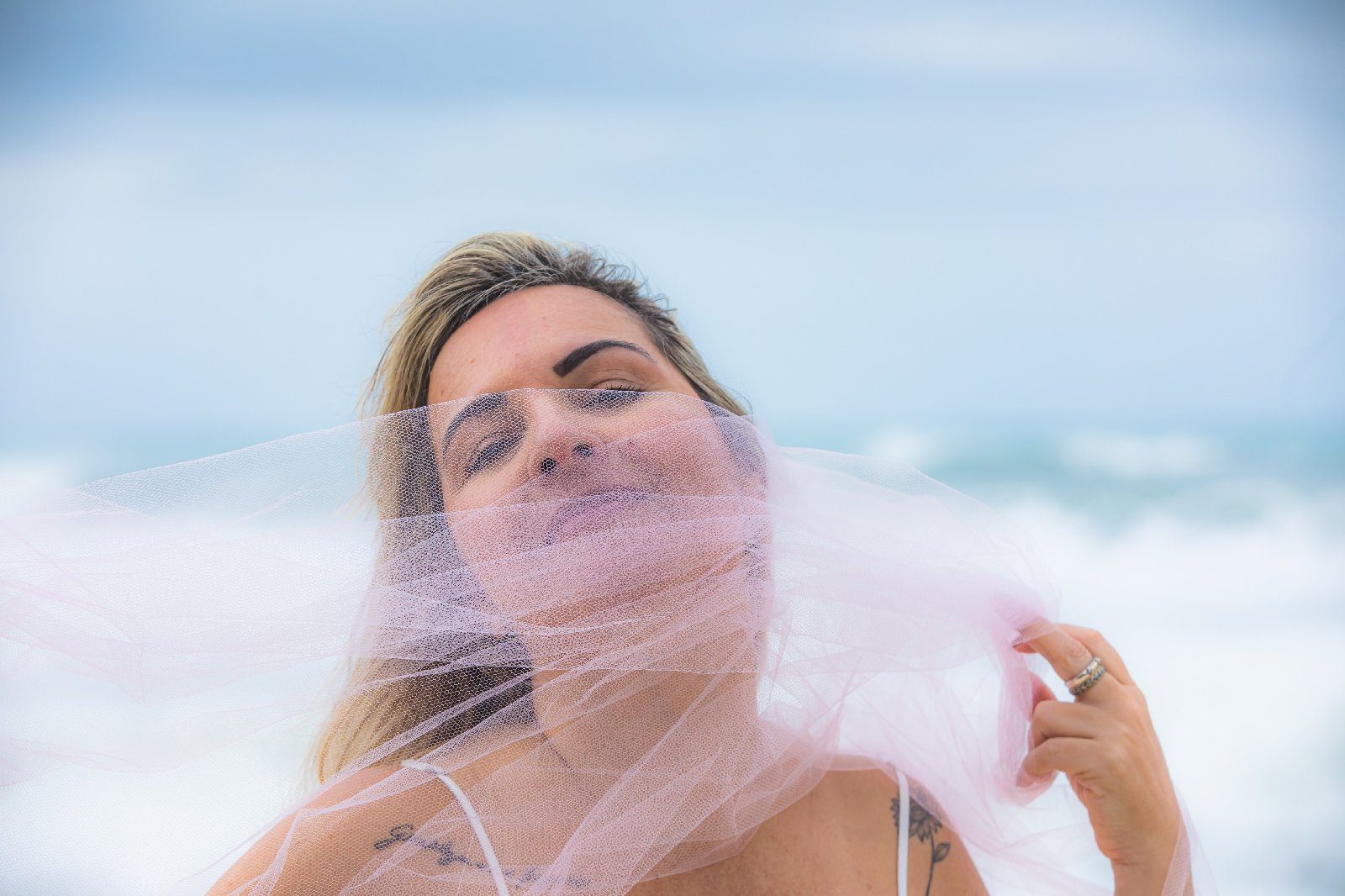 Lu Dantas narra o silêncio feliz do encontro no single “Suas pintas” e anuncia álbum de estreia; ouça