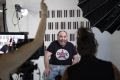 O músico André Abujamra diante de Construtivismo musical de Nelson Leirner