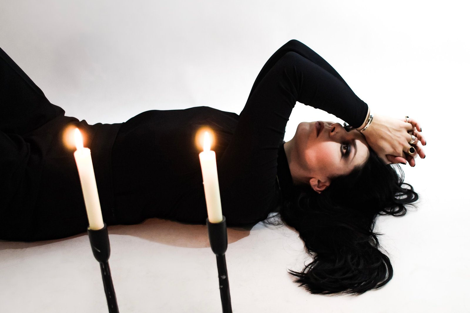 A.A. Williams compartilha sua nova música "Golden" de seu próximo álbum "As The Moon Rests", disponível dia 7 - imagem 2