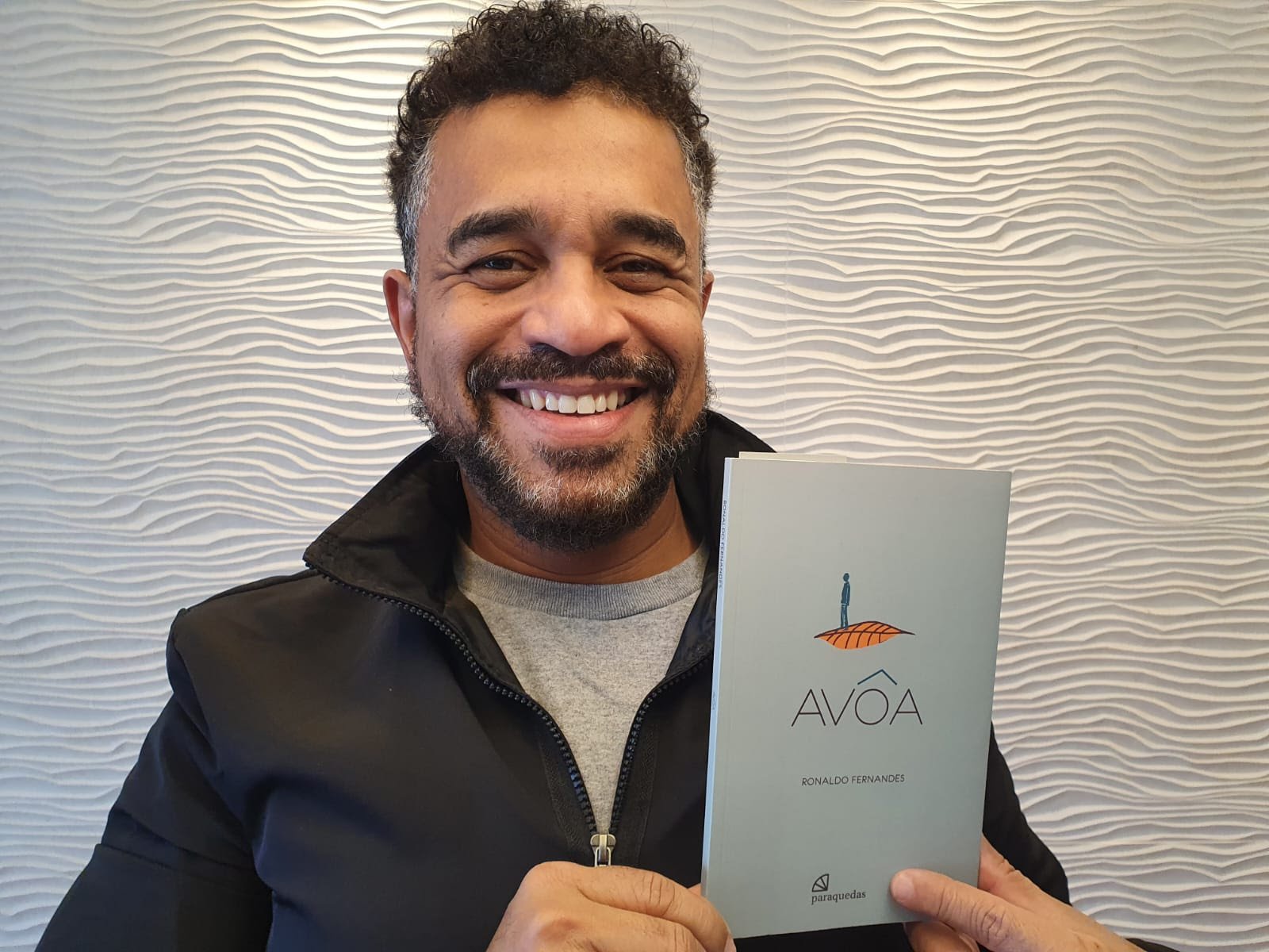Apagamento racial e geográfico: Ronaldo Fernandes conduz experimento cênico sobre sua trajetória