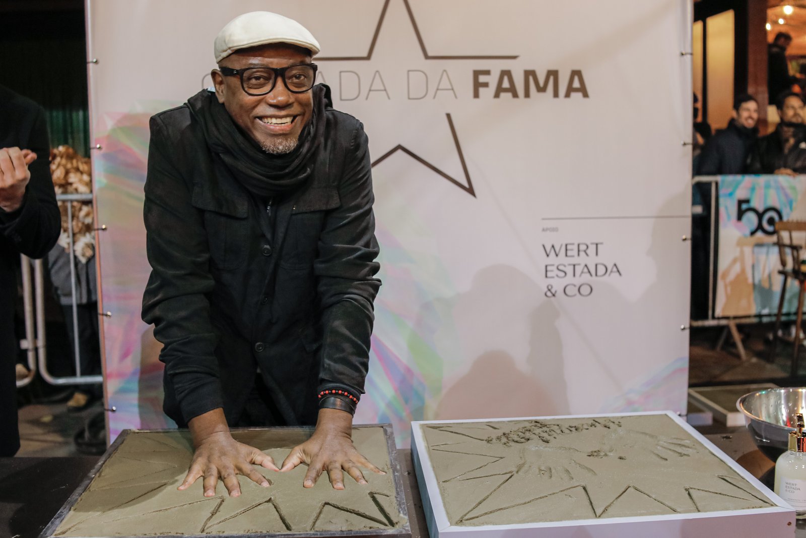 Ator Nando Cunha entra para calçada da fama de Gramado na véspera de completar 56 anos