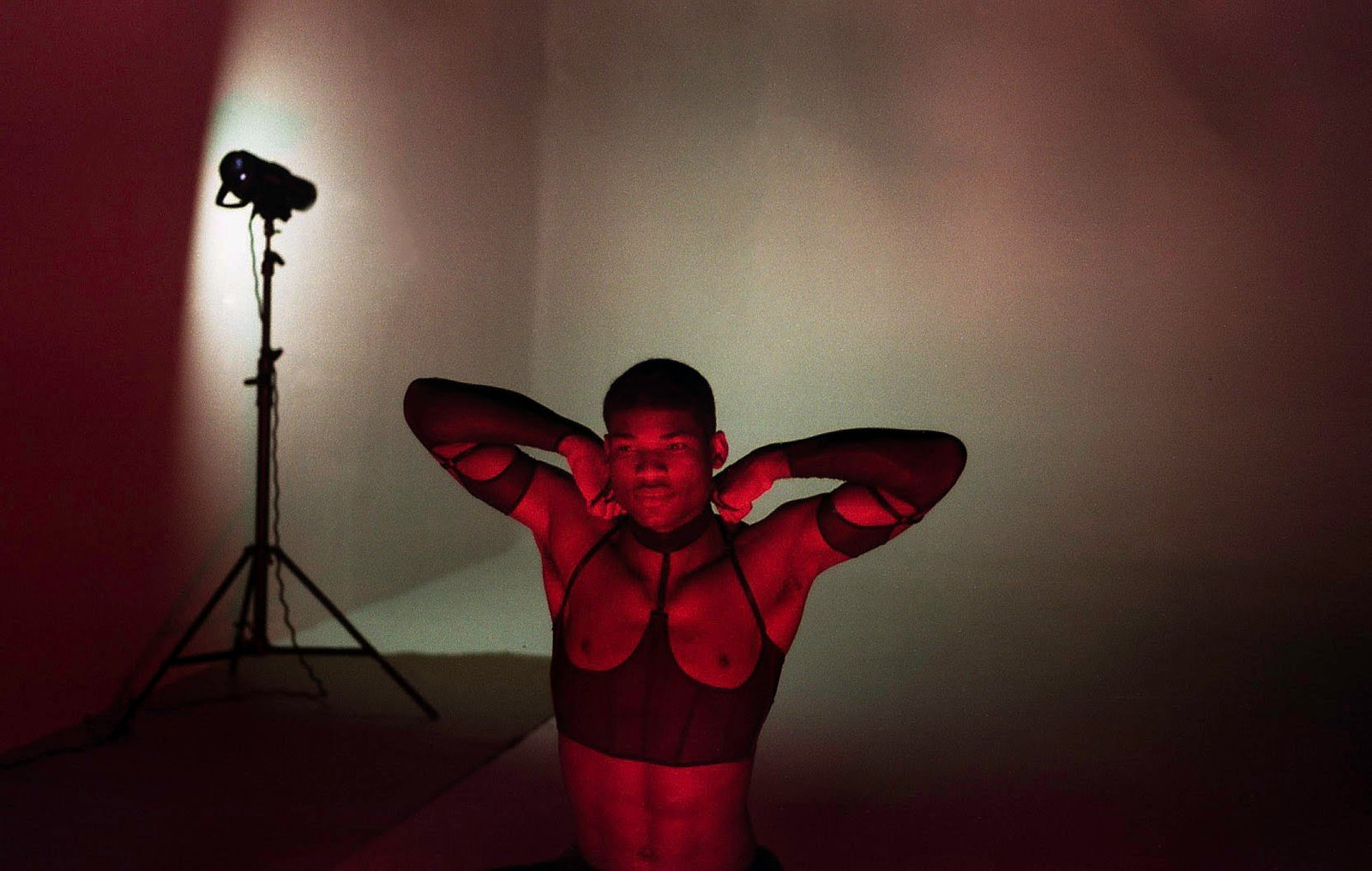 Bold Strap aprofunda universo da coleção Bold Ride em fashion film com ares de videoclipe superproduzido - imagem 6