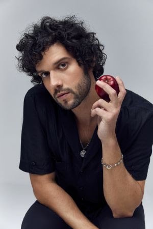 Com mistura vibrante do pop e rock, Davi Cartaxo lança single "Maçã"