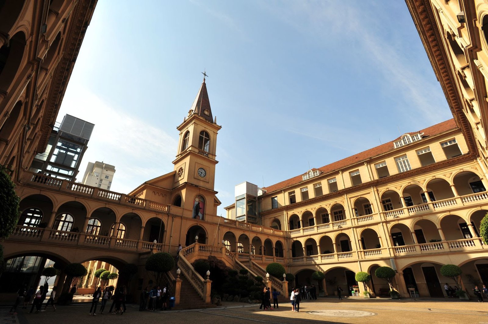 Dia do estudante: Quais são as principais carreiras para investir?