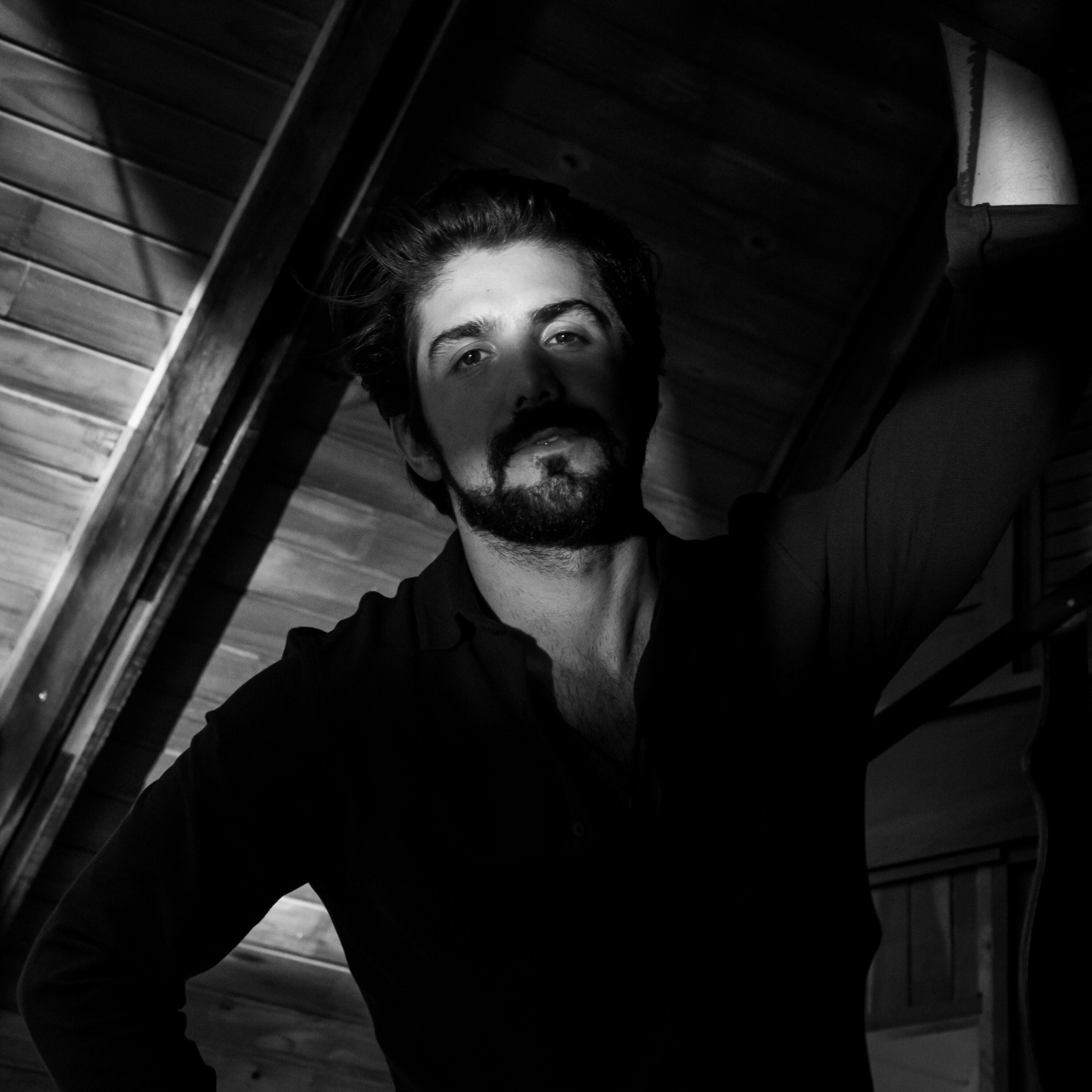 “Embriagado de Saudade”: Gabriel Gonti mostra lado romântico em novo single