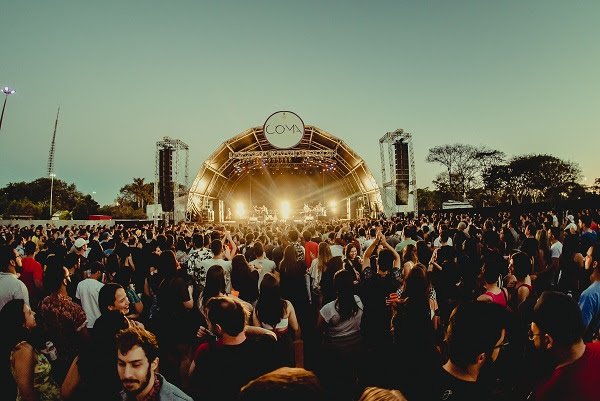 Festival CoMA 2022 reúne mais de 40 shows nacionais e internacionais, instalações artísticas, além de uma