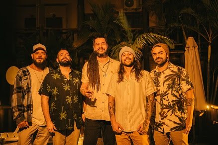 Macucos lança o single "Deixa Ela" com participação da banda Maneva e composição de Fred Nery e Bella Mattar