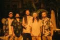 Macucos lança o single "Deixa Ela" com participação da banda Maneva e composição de Fred Nery e Bella Mattar - imagem 2
