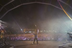 Mais de 40 mil pessoas cantam junto com Vitor Kley em Portugal