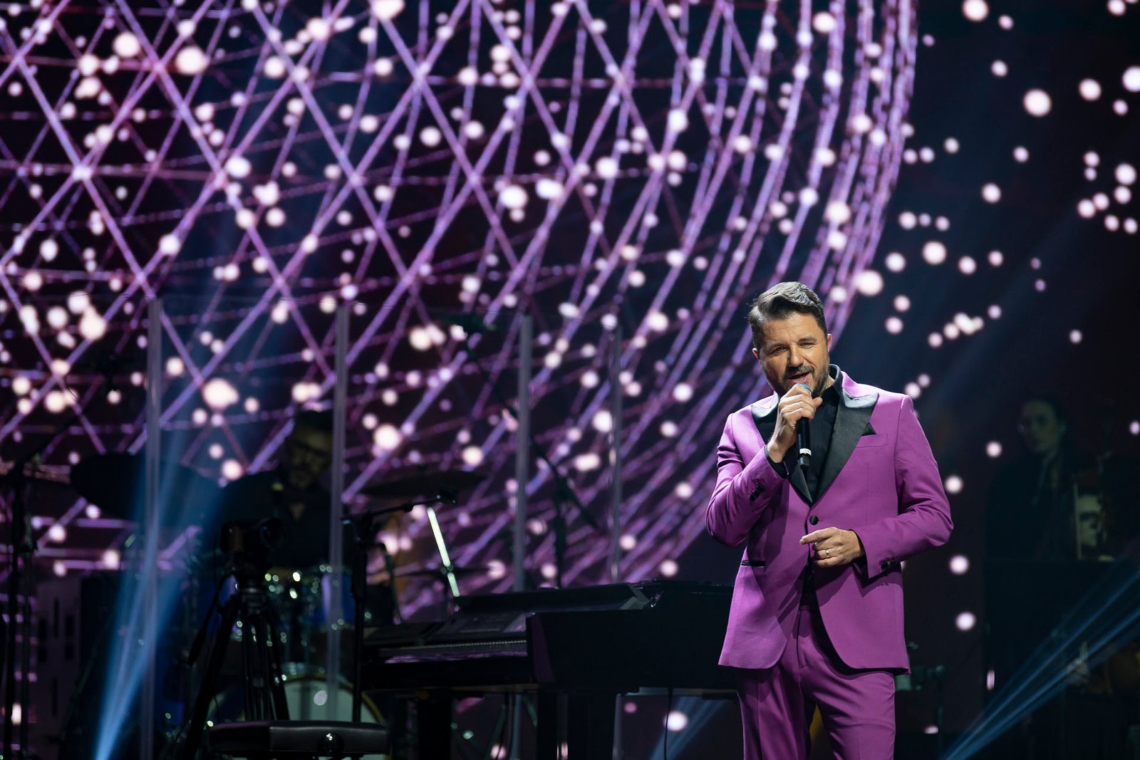 Maurício Manieri anuncia megashows com participação especial de Jon Secada em dezembro - imagem 6