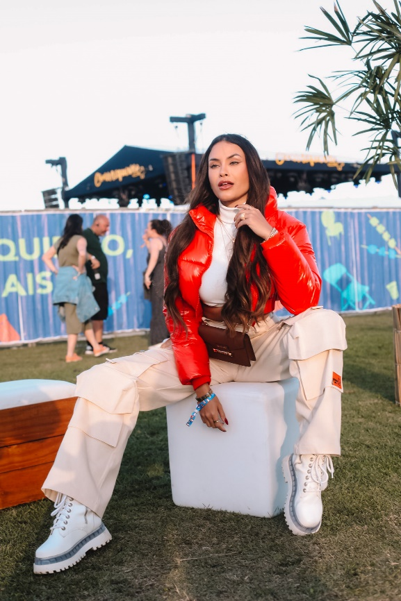 Mulher com vestido branco
Descrição gerada automaticamente com confiança média