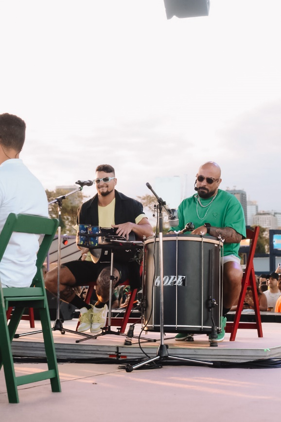 Pessoas tocando instrumentos musicais
Descrição gerada automaticamente com confiança média