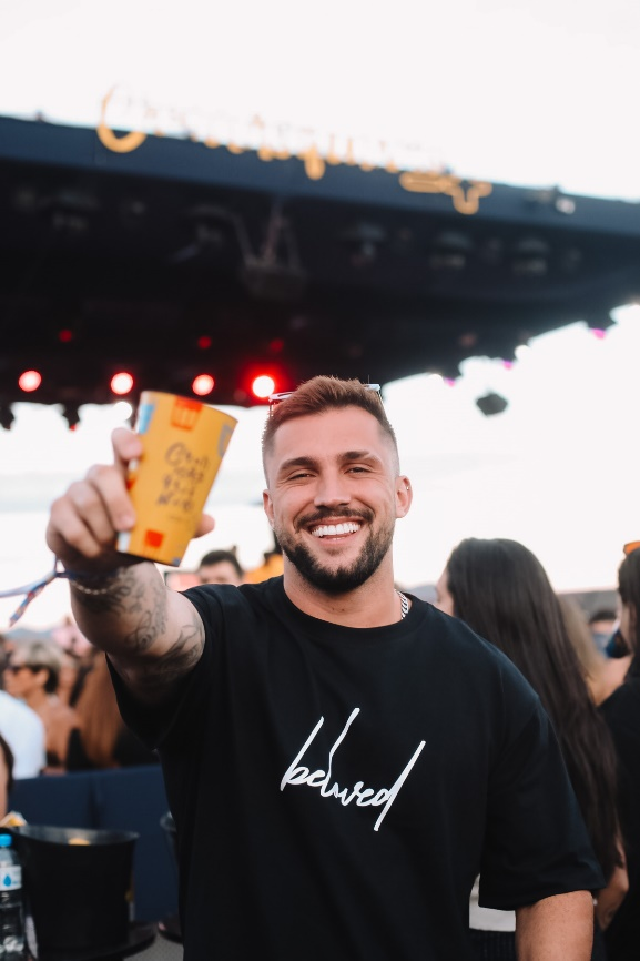 Homem com camiseta preta
Descrição gerada automaticamente com confiança média