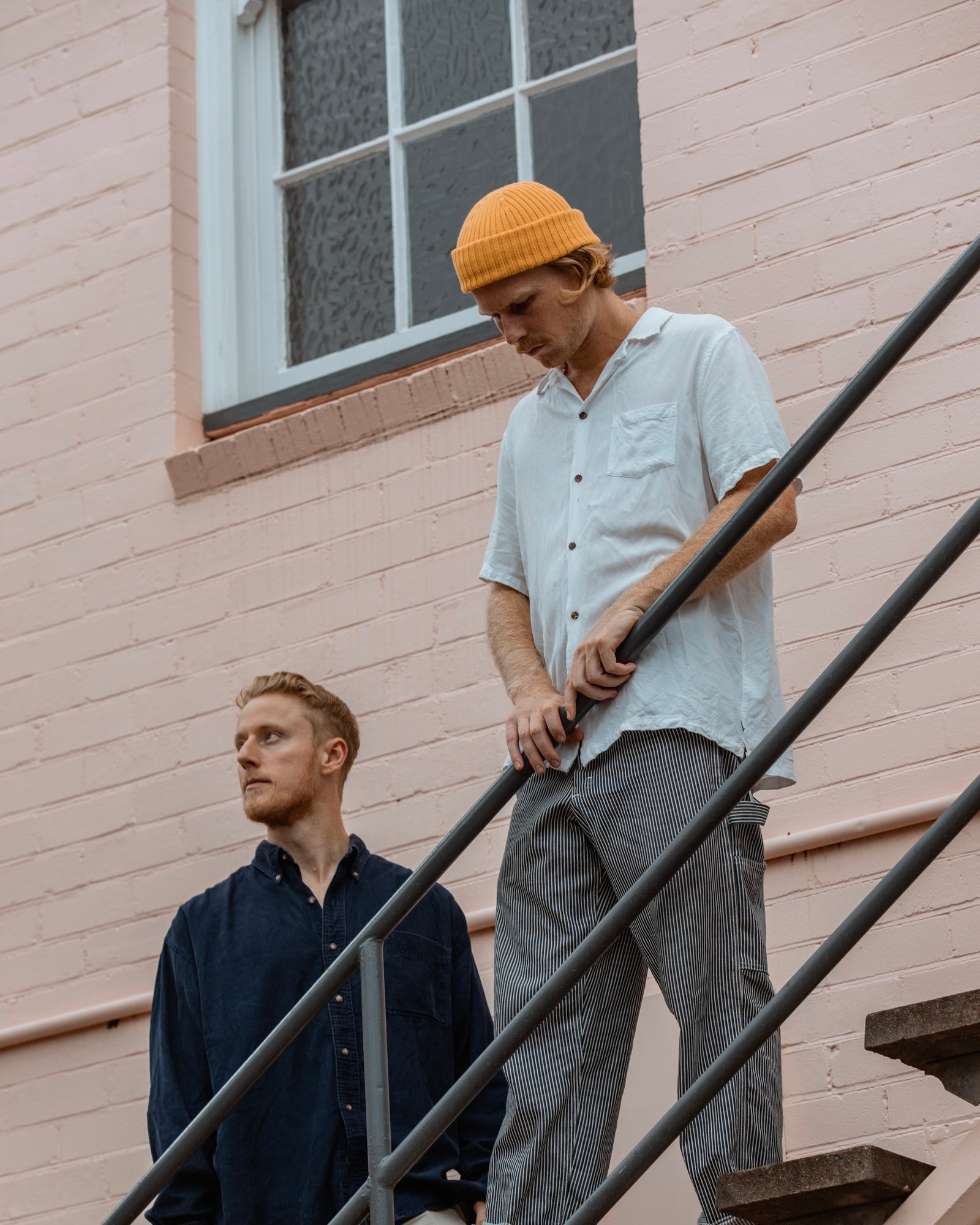 O DUO DE INDIE-FOLK HOLLOW COVESCOMPARTILHA NOVO VÍDEOCLIPE DE “PURPLE” - imagem 2