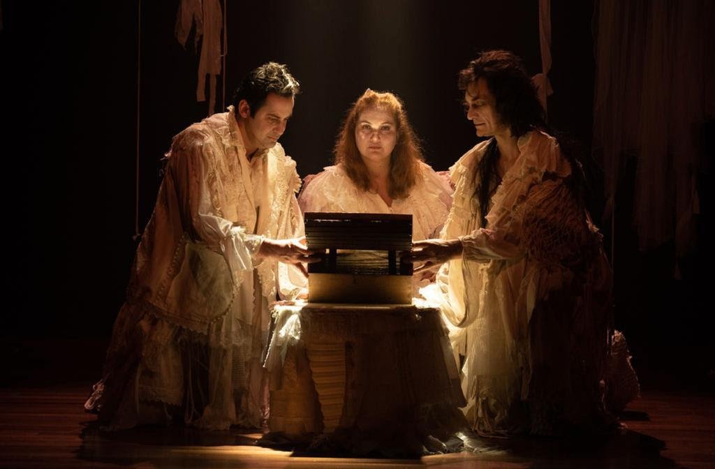 Última semana do espetáculo de teatro sensorial “Saudade é uma brecha no vazio do tempo”