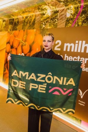 Bruna Linzmeyer prestigia espaços da Natura na segunda noite do Rock in Rio Brasil 2022