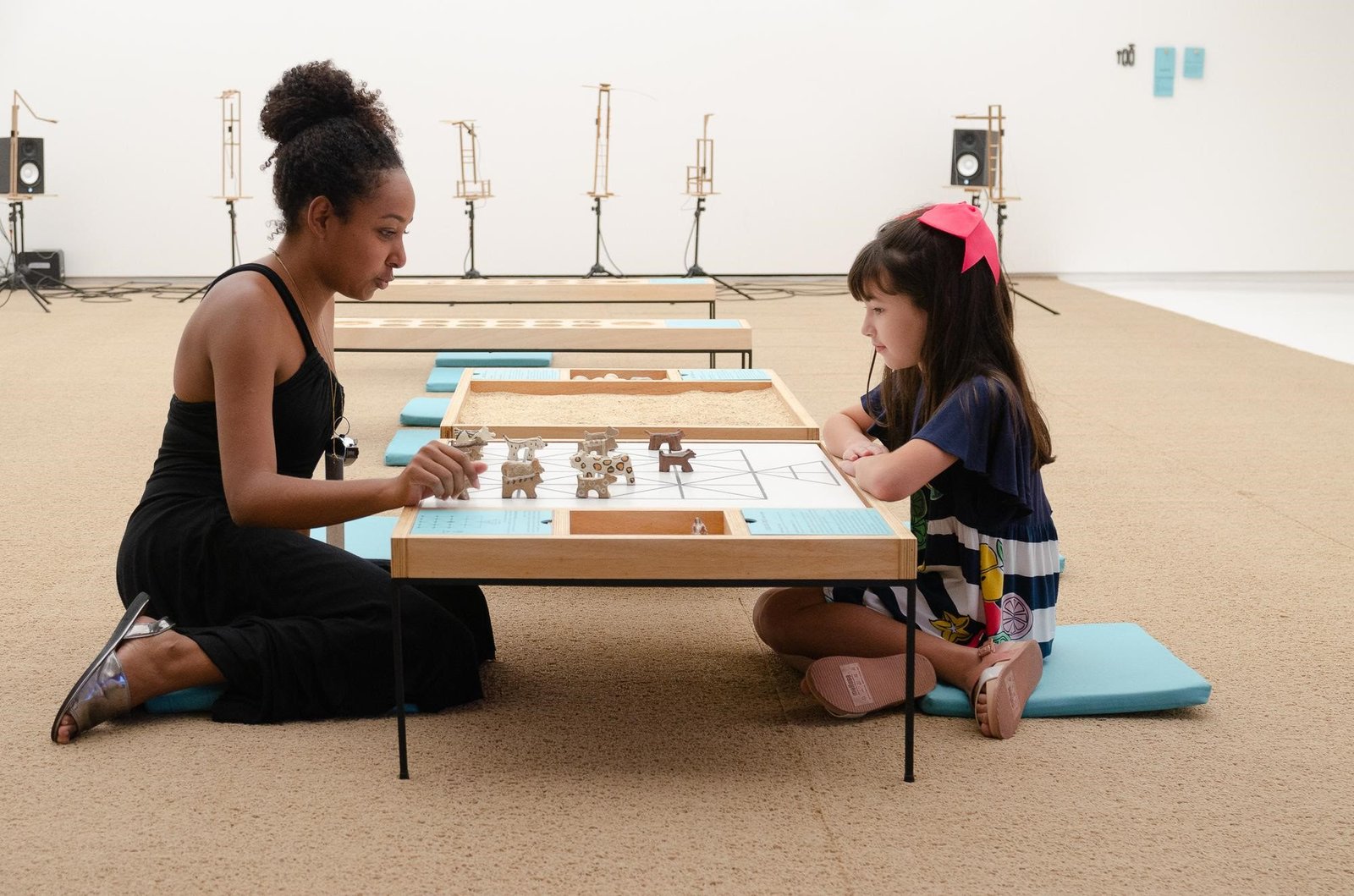 Exposição “CRIA_experiências de invenção” conecta crianças e adultos à arte contemporânea