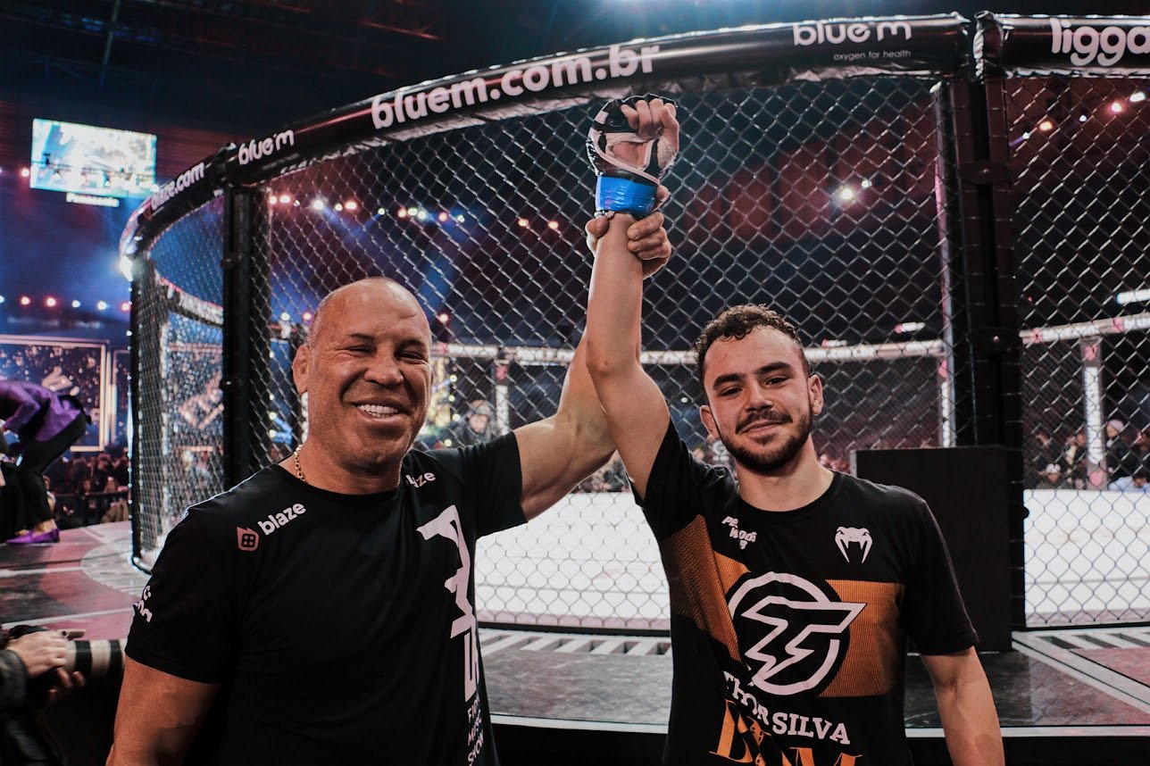 Filho de Wanderlei Silva massacra adversário e estreia com vitória no MMA