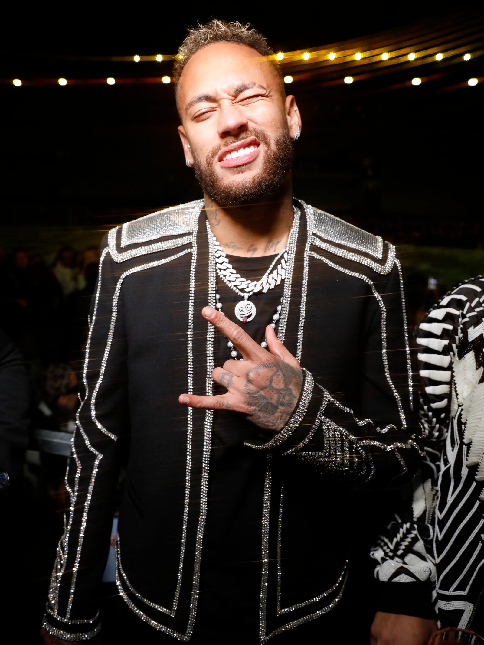Neymar, Sabrina Sato e Sheron Menezzes assistem ao desfile da Balmain, em Paris - imagem 3