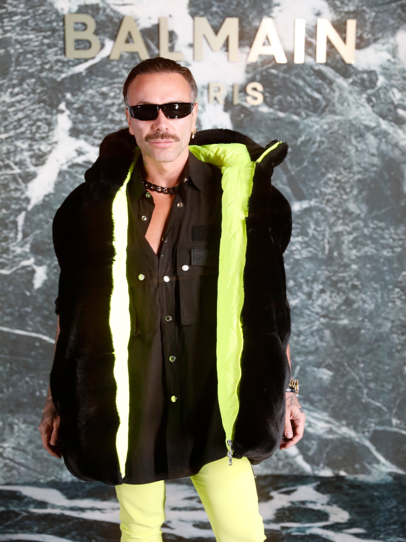 Neymar, Sabrina Sato e Sheron Menezzes assistem ao desfile da Balmain, em Paris - imagem 8
