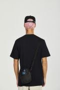 Bolsa transversal NoAge com bolso lateral para garrafa de água ou lata de cerveja - lançamento coleção verão Monster in the city