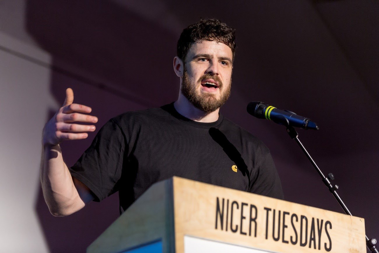 Alex Jenkins traz humor e sátira ao Pixel Show