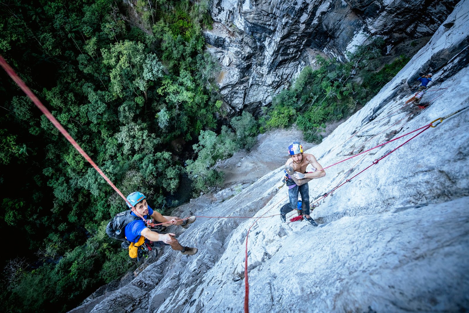 Brasileiro escala maior Boca de Caverna do mundo e entra para história em documentário inédito - imagem 5