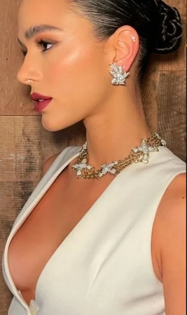 BRUNA MARQUEZINE USA TIFFANY & CO. PARA O RED CARPET DO FILME "ADÃO NEGRO" DA DC FILMS