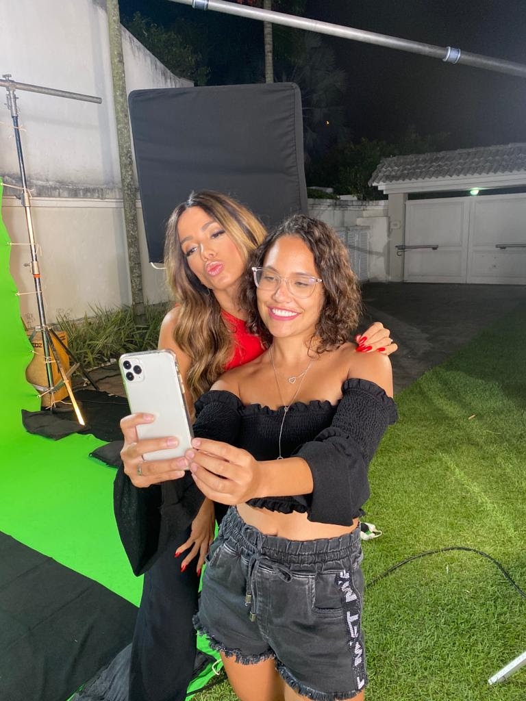 Em entrevista a Evelyn Regly, casal de youtubers Rafa e Luiz relembra sonho realizado: “Anitta foi em nossa