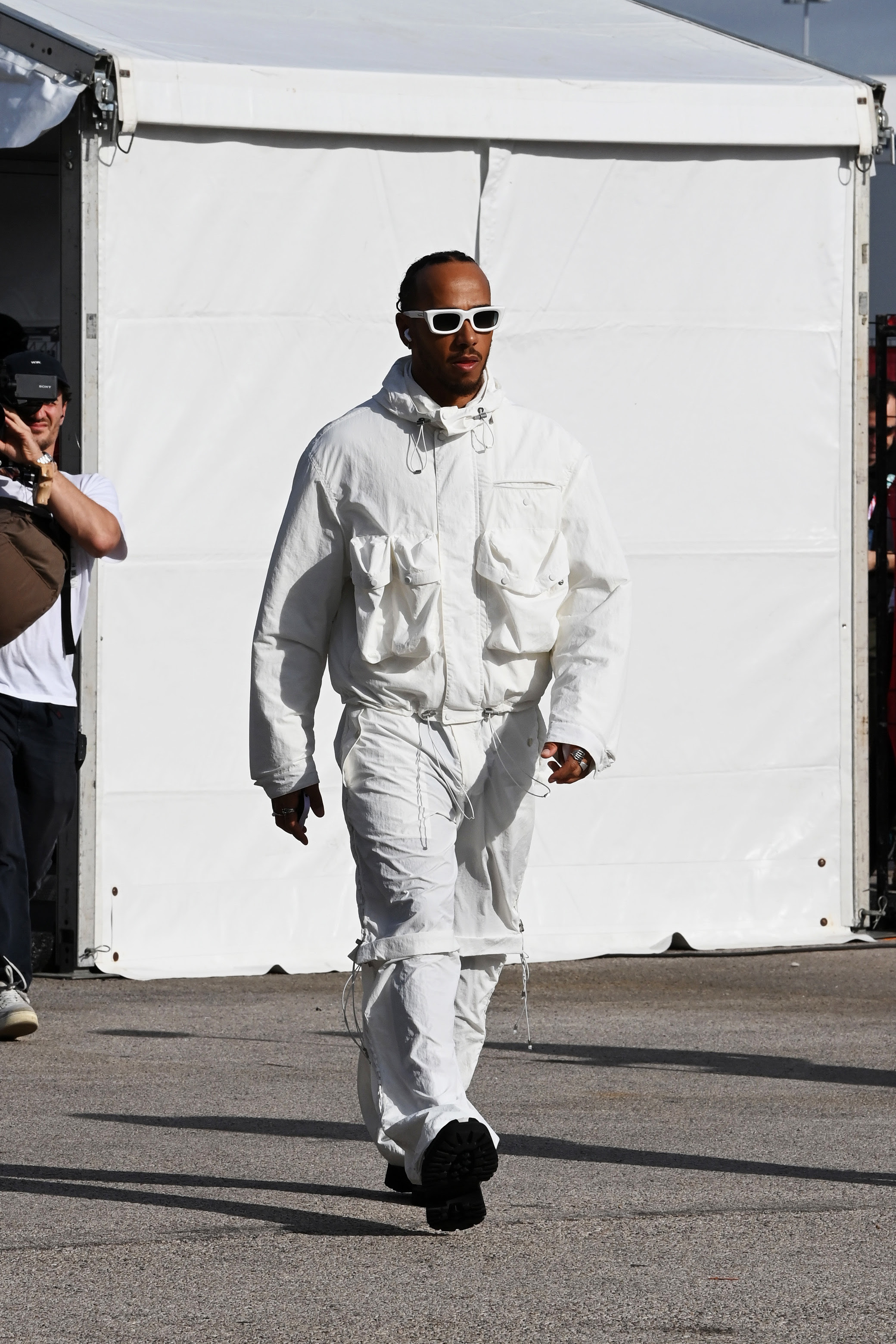 LEWIS HAMILTON é clicado vestindo a coleção recém-desfilada da FERRAGAMO no GP dos Estados Unidos - imagem 2