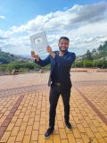 O jornalista Heberton Lopes comemora a chegada da placa de 100 mil inscritos do Youtube