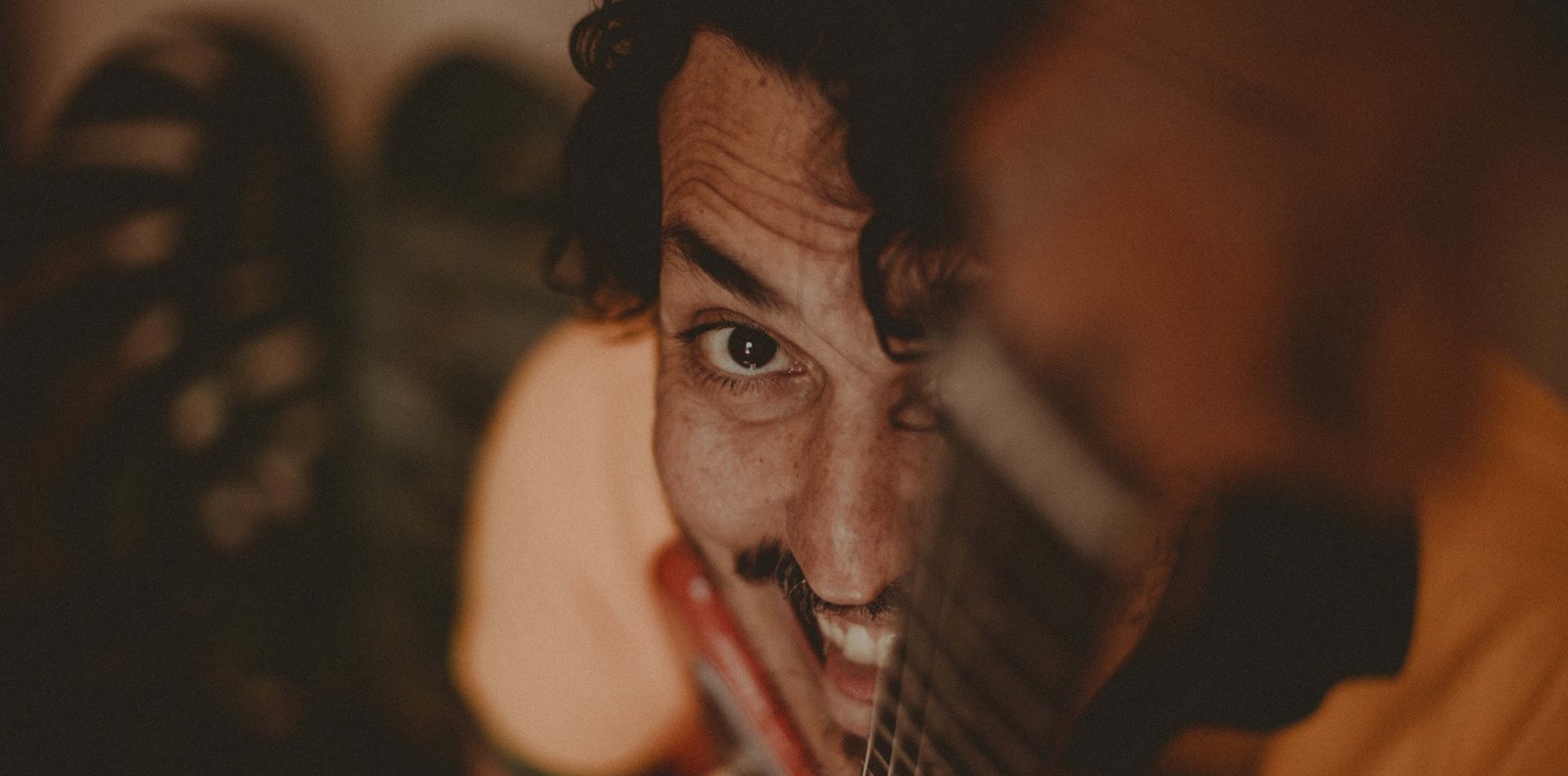 Olivêra lança seu 5º disco, “Terceiro Mundo Transcendental”, embalado pelas composições de samba